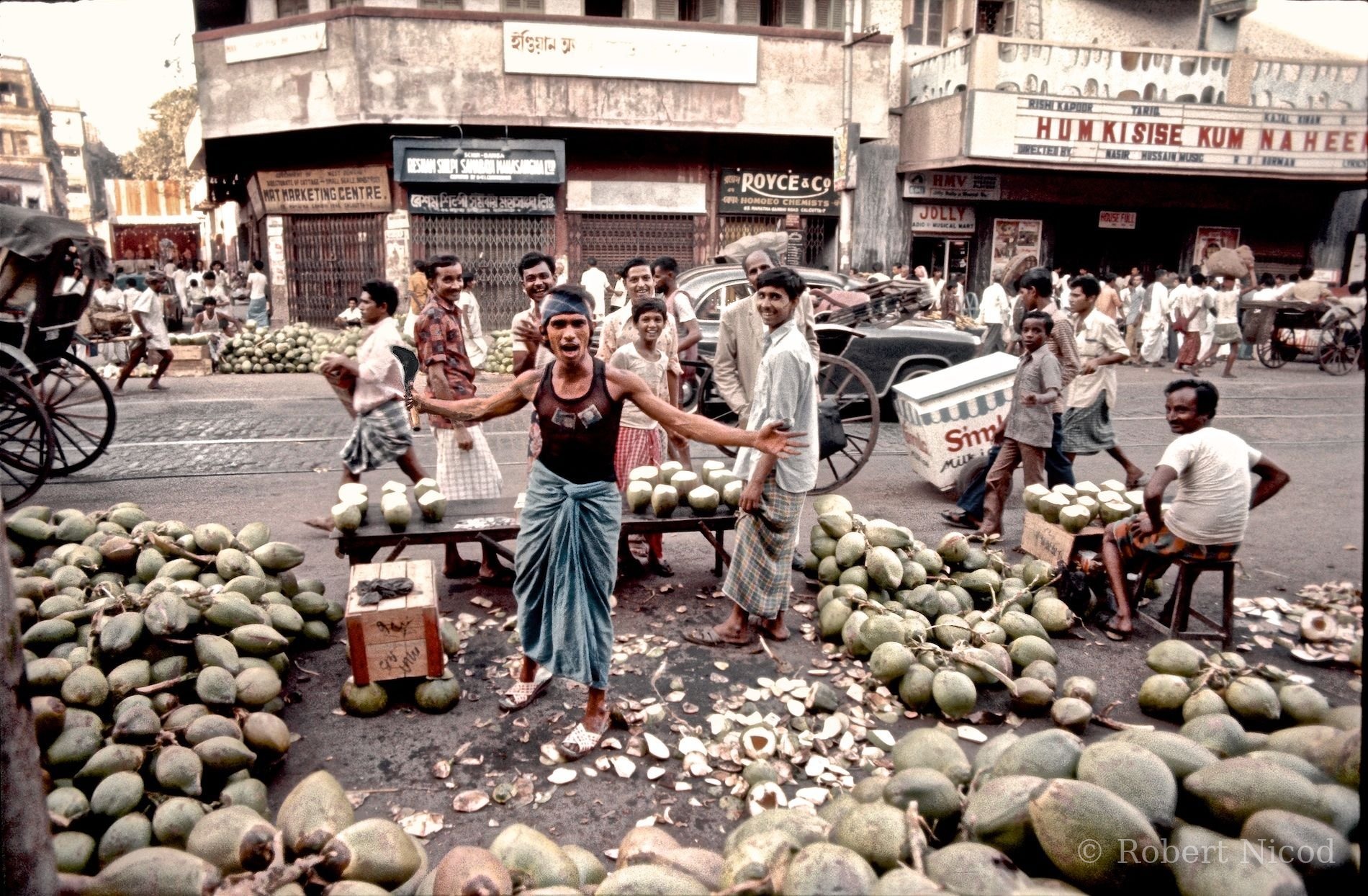 Reportage Inde 1977 — Stand de noix de coco : à dépecer, ou pas ?, Calcutta 1977