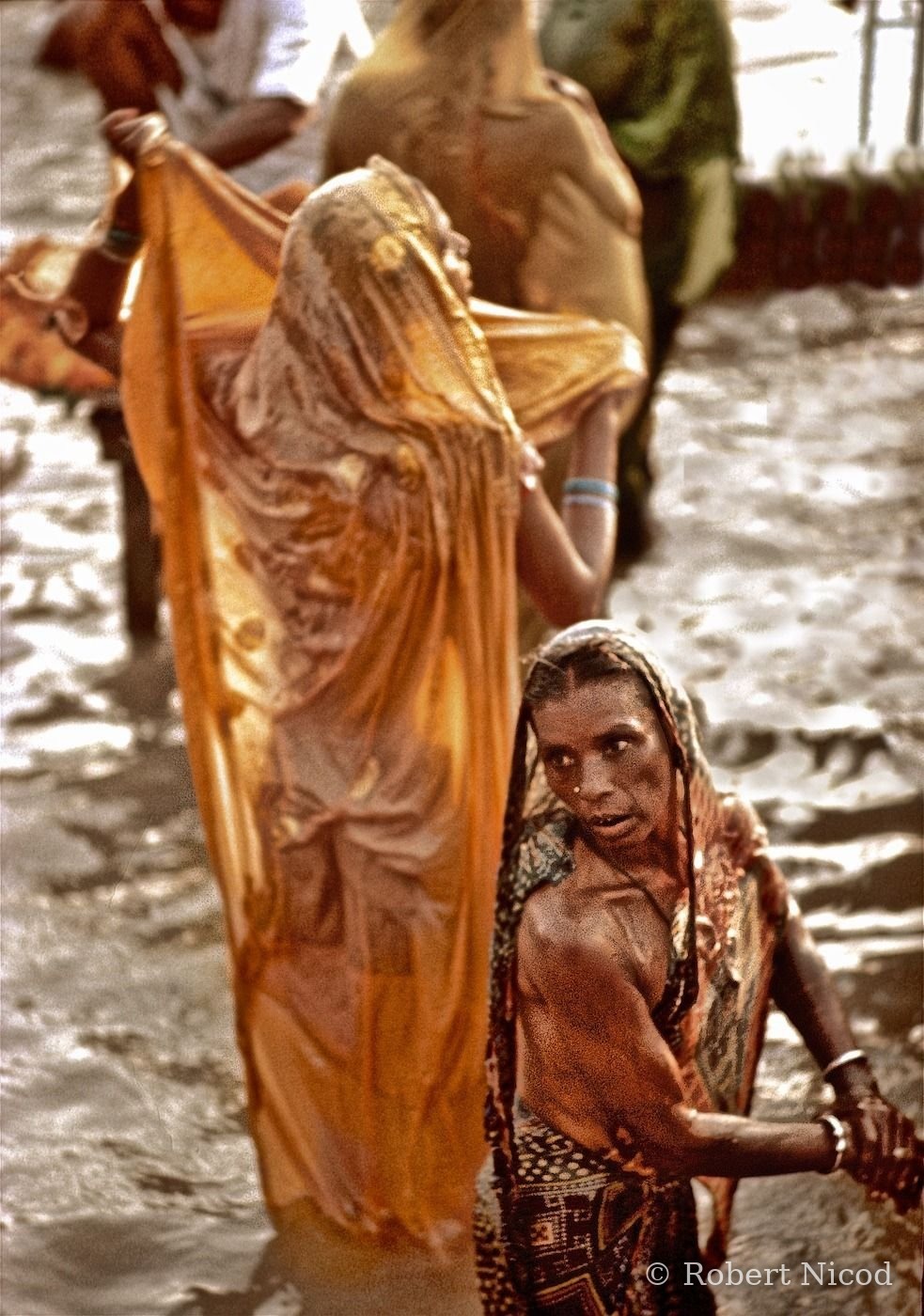 Reportage Inde 1977 — Bain dans la lumière du soir, Varanasi 1977