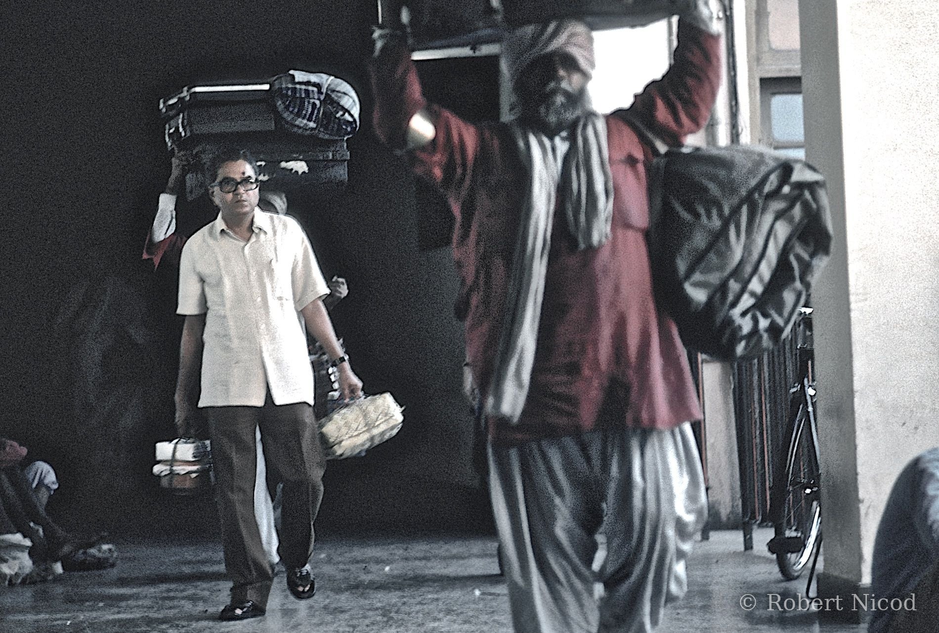 Reportage Inde 1977 — Porteurs au service d'un voyageur aisé, Delhi 1977