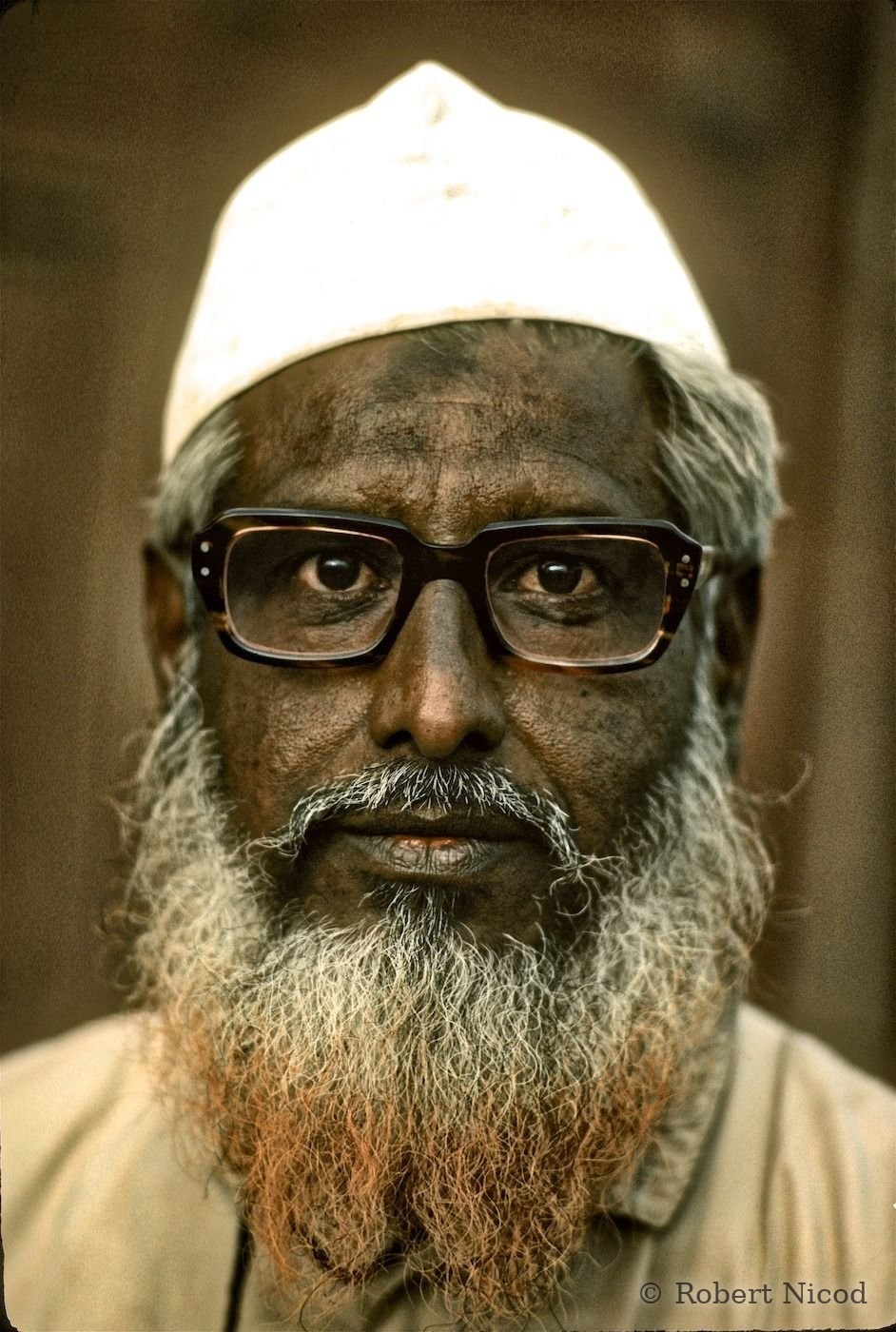 Reportage Inde 1977 — Homme au bonnet blanc, barbe teintée au henné, Delhi 1977