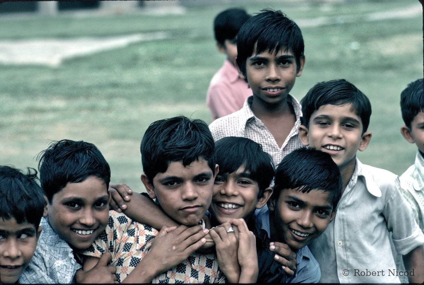 Reportage Inde 1977 — Enfants heureux d'être photographiés, Delhi 1977