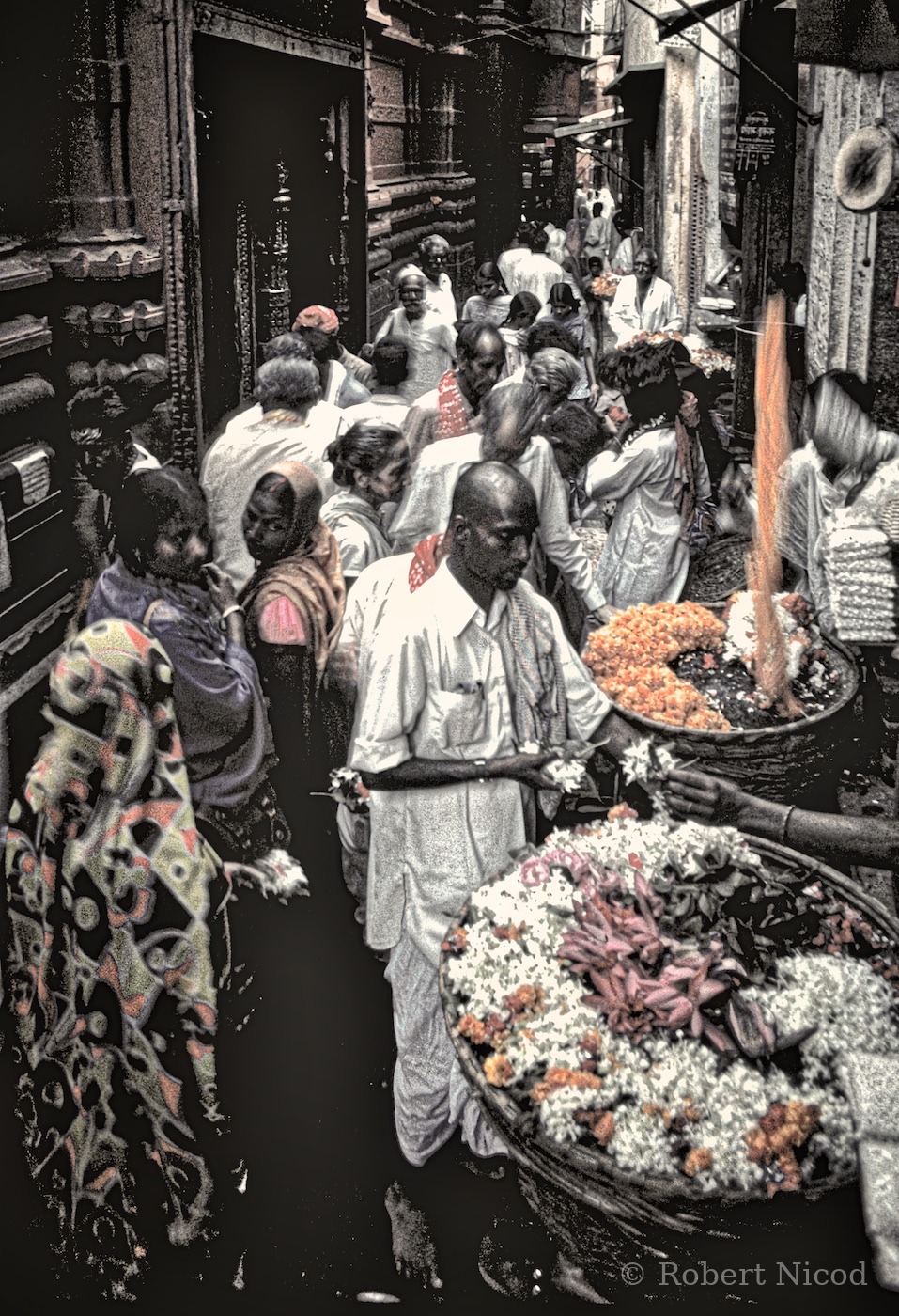 Reportage Inde 1977 — Marché aux fleurs devant une demeure aux allures de palais, Delhi 1977