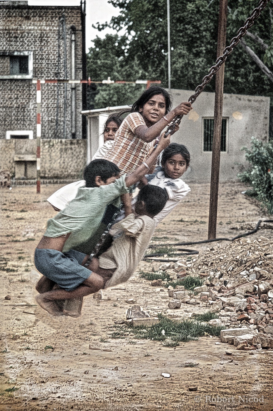 Reportage Inde 1977 — Envol sur la balançoire, Delhi 1977