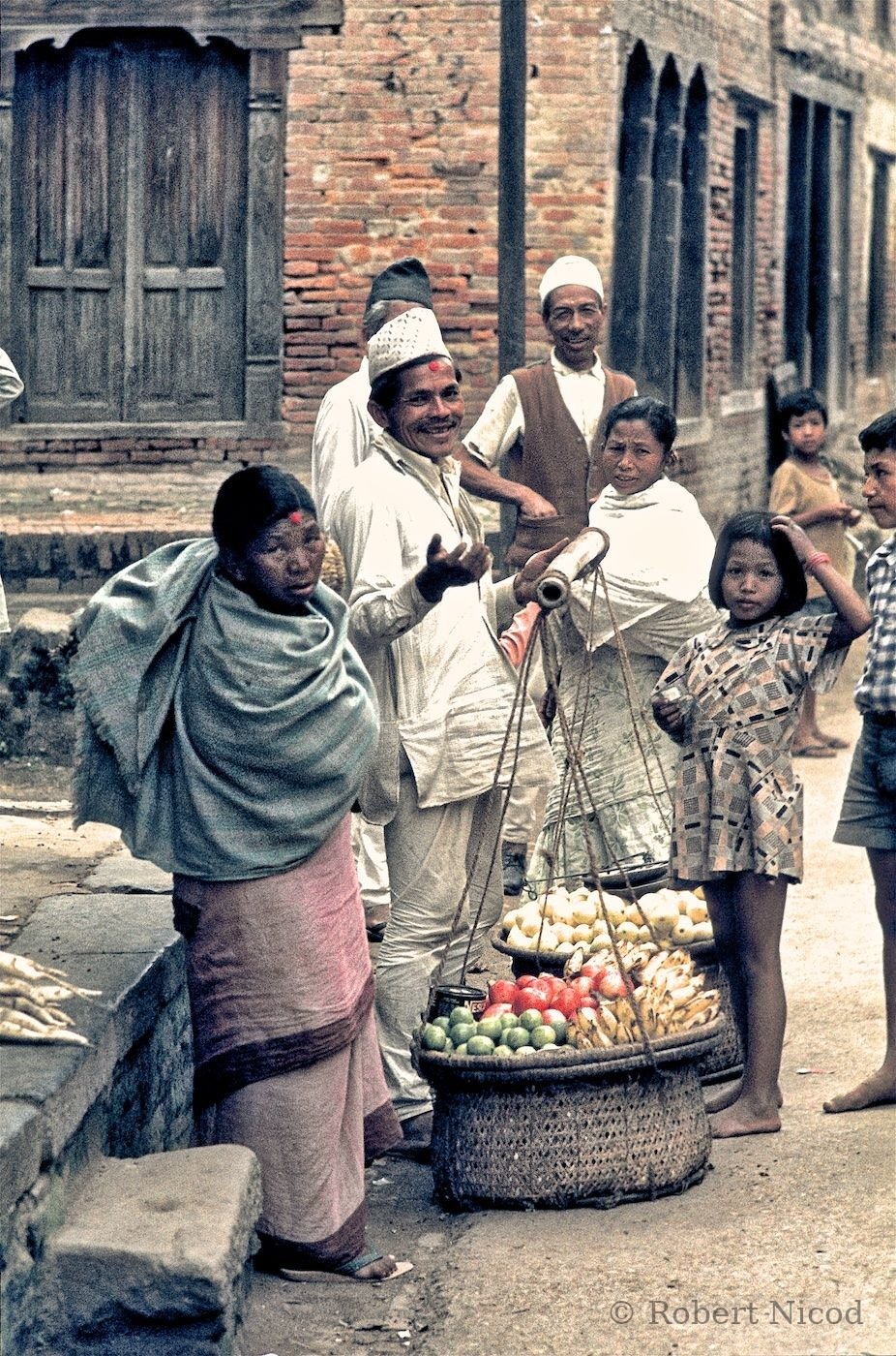 Reportage Népal 1977 — Près de 70 kg de fruits, avec le sourire, Katmandou 1977