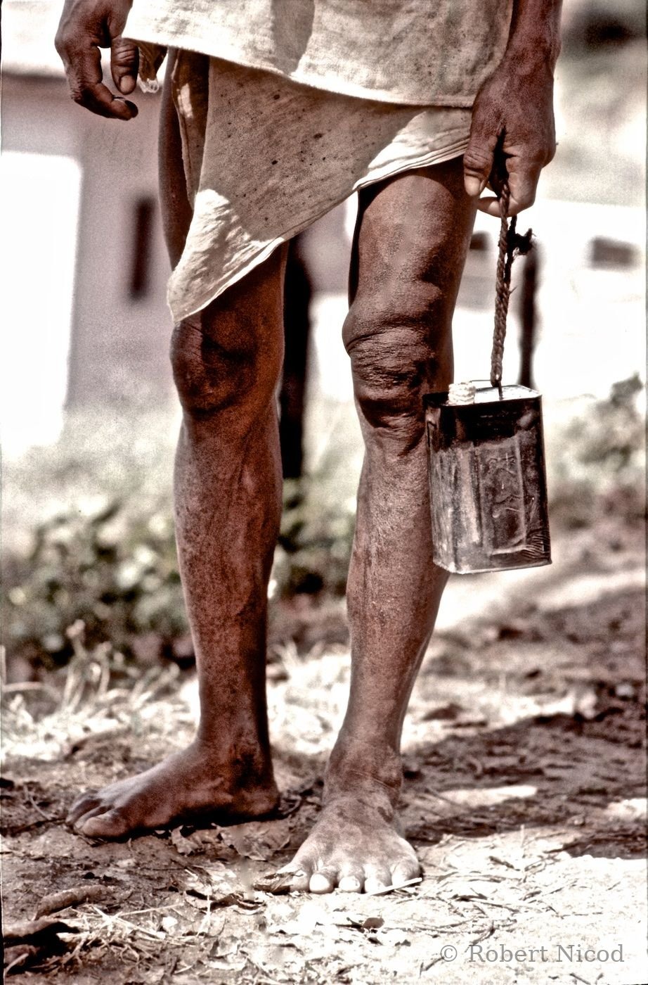 Reportage Népal 1977 — Beaucoup marchent pieds nus, quel que soit le terrain, Katmandou 1977
