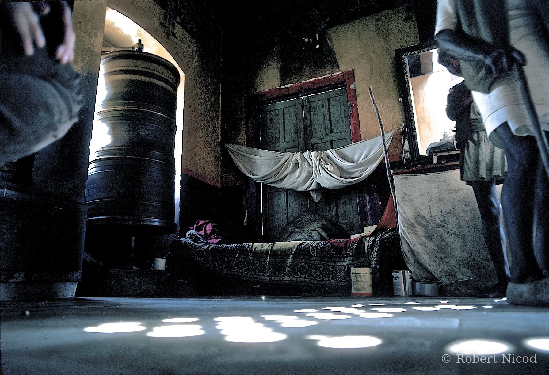 Reportage Népal 1977 — Moulin à prières dans une niche ouverte sur l'extérieur et sur la chambre du gardien, Katmandou 1977