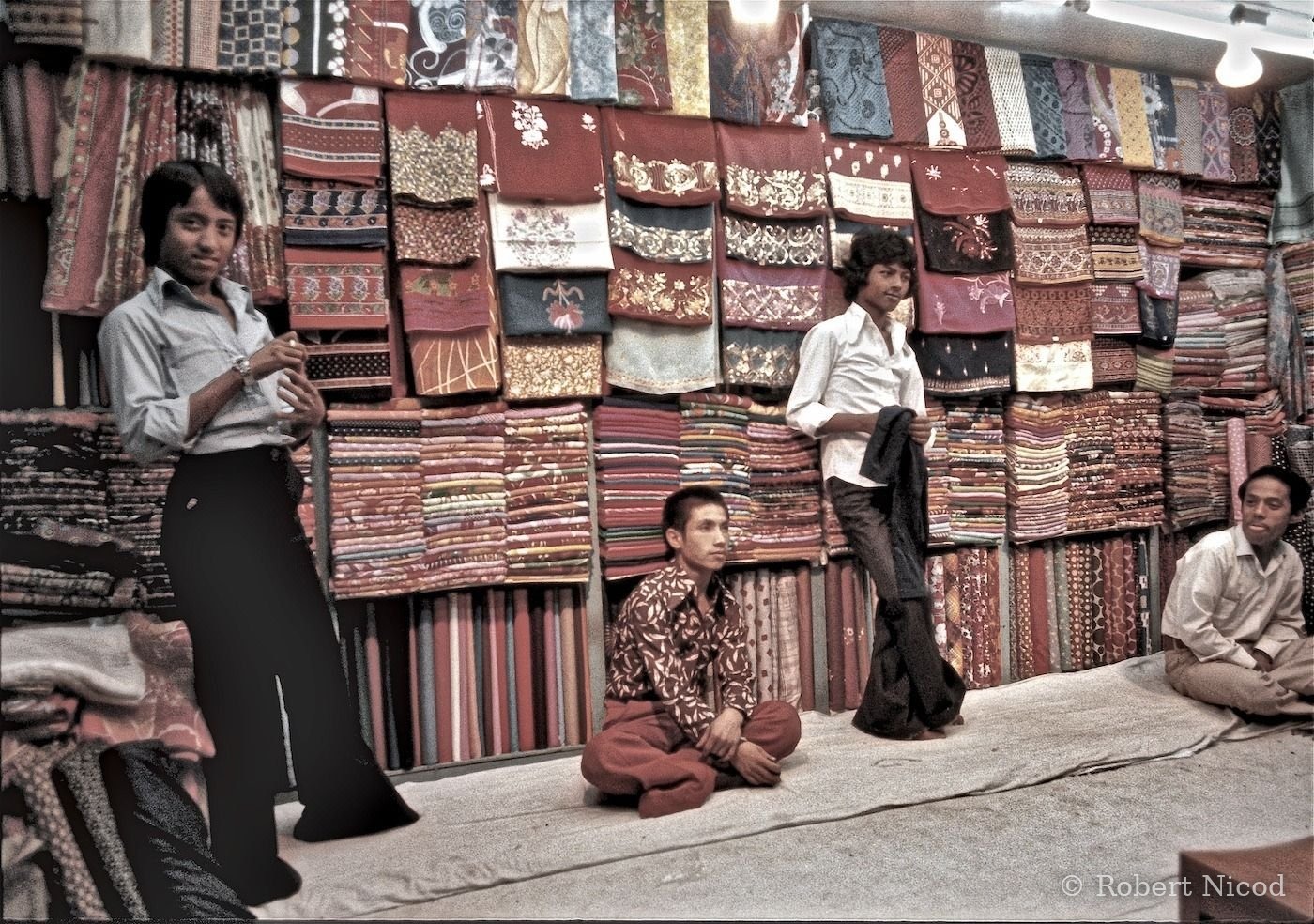 Reportage Népal 1977 — Marchand de tissus, Katmandou 1977
