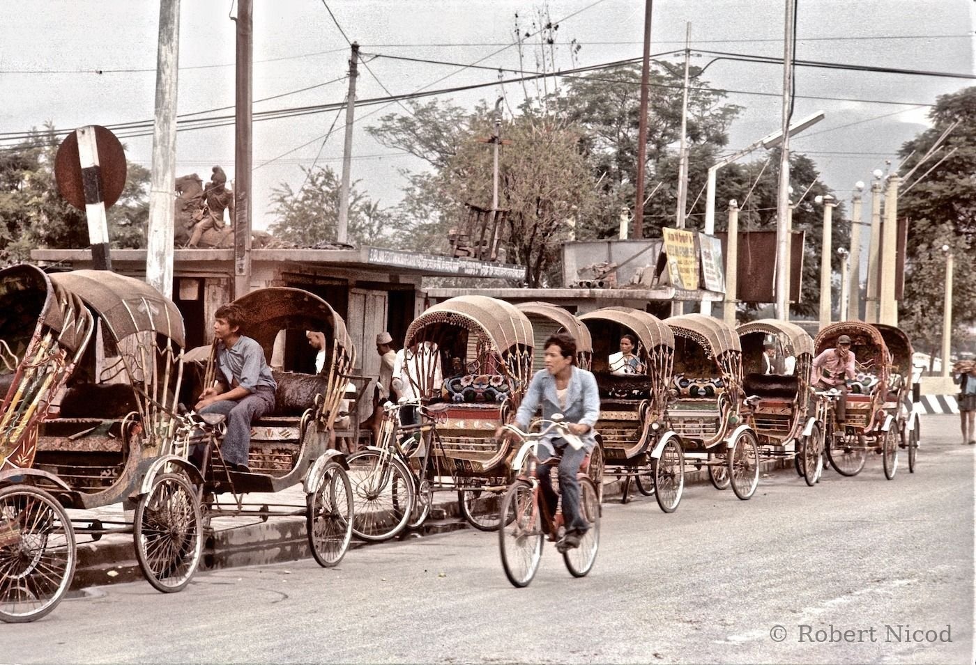 Reportage Népal 1977 — Une file de rickshaws, Katmandou 1977
