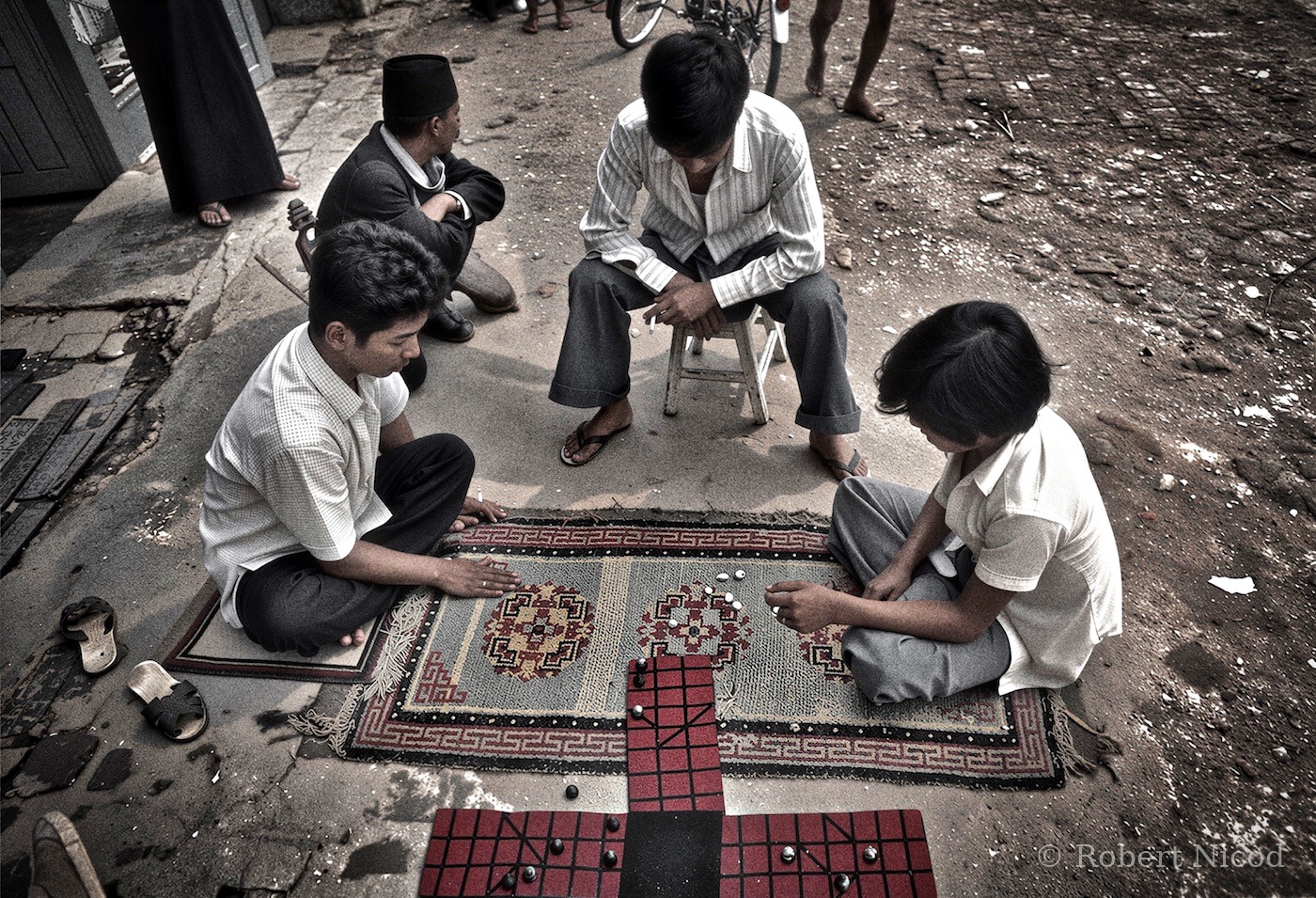 Reportage Népal 1977 — Partie de Pachisi, jeu traditionnel indien, Katmandou 1977