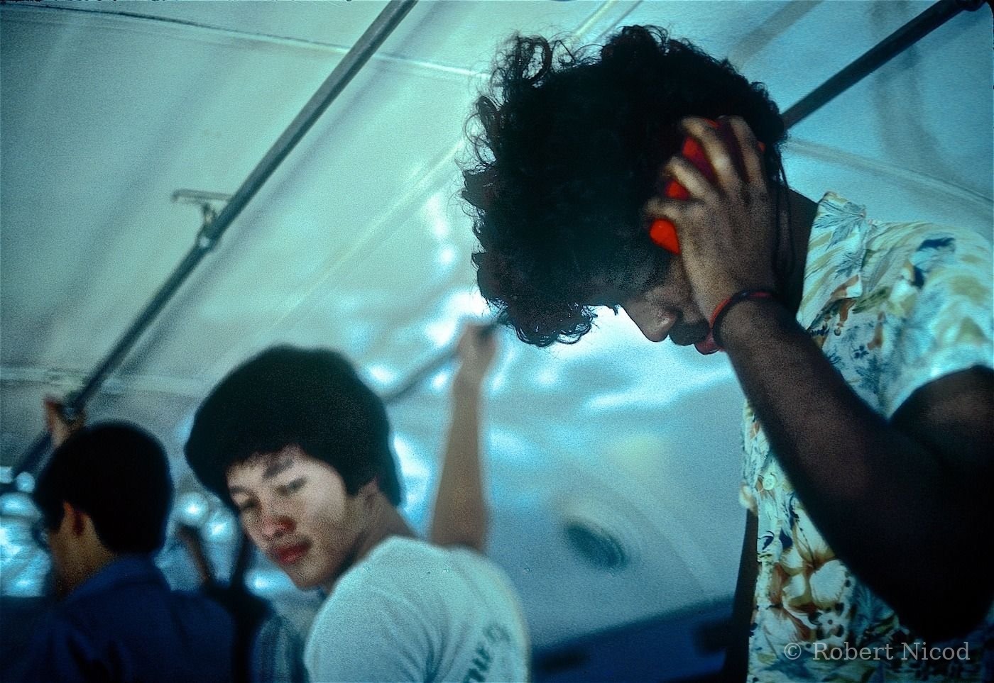 Reportage Thaïlande 1980 — Un jeune et sa radio portative, Bangkok 1980