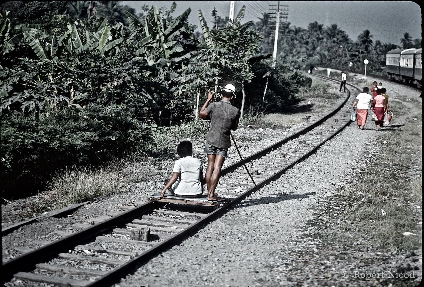 Reportage Thaïlande 1980 — Moyen de transport artisanal, monté sur roulement à billes, Bangkok 1980