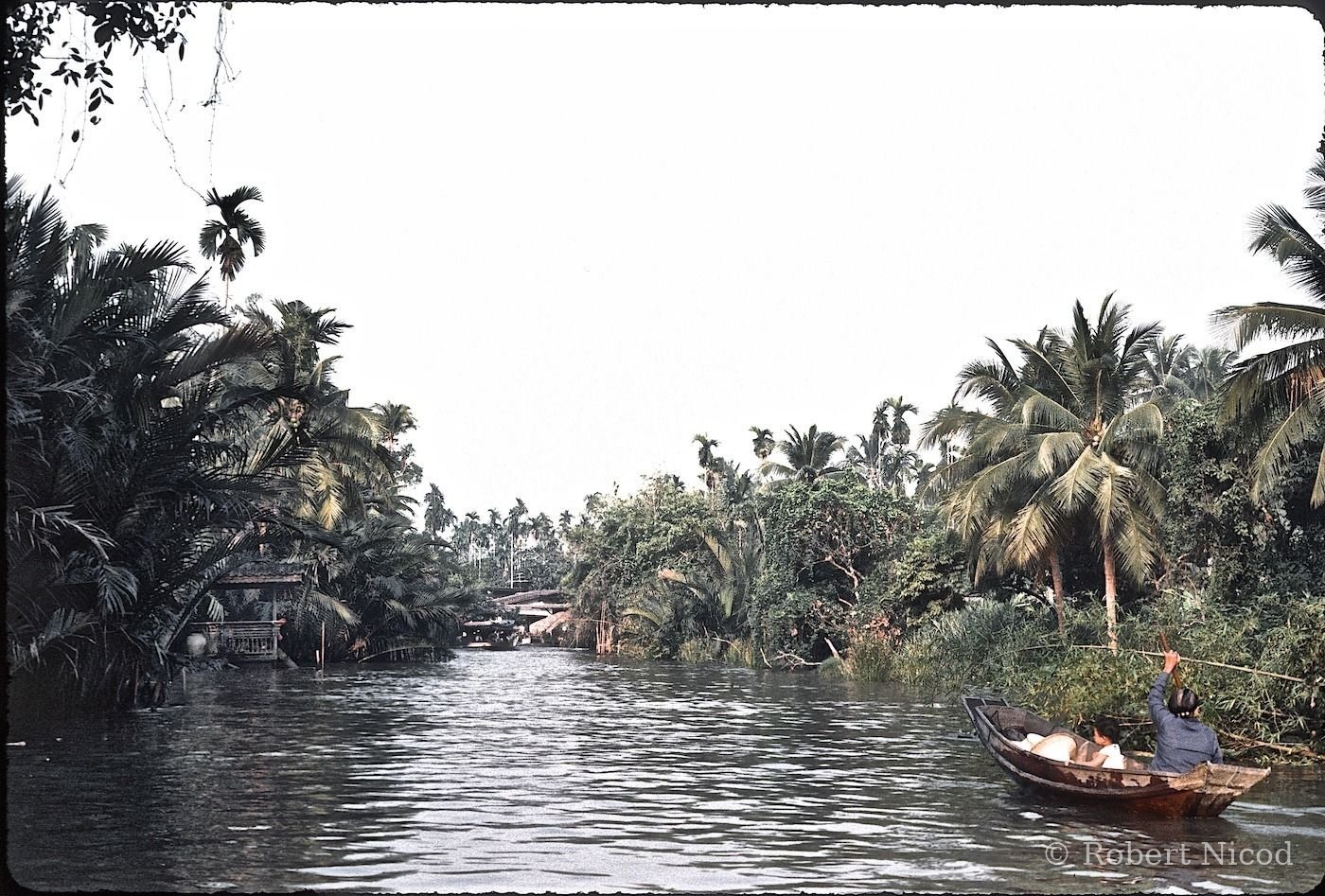 Reportage Thaïlande 1980 — Un enfant et sa grand-mère, sur un khlong bordé de cocotiers, Thaïlande 1980