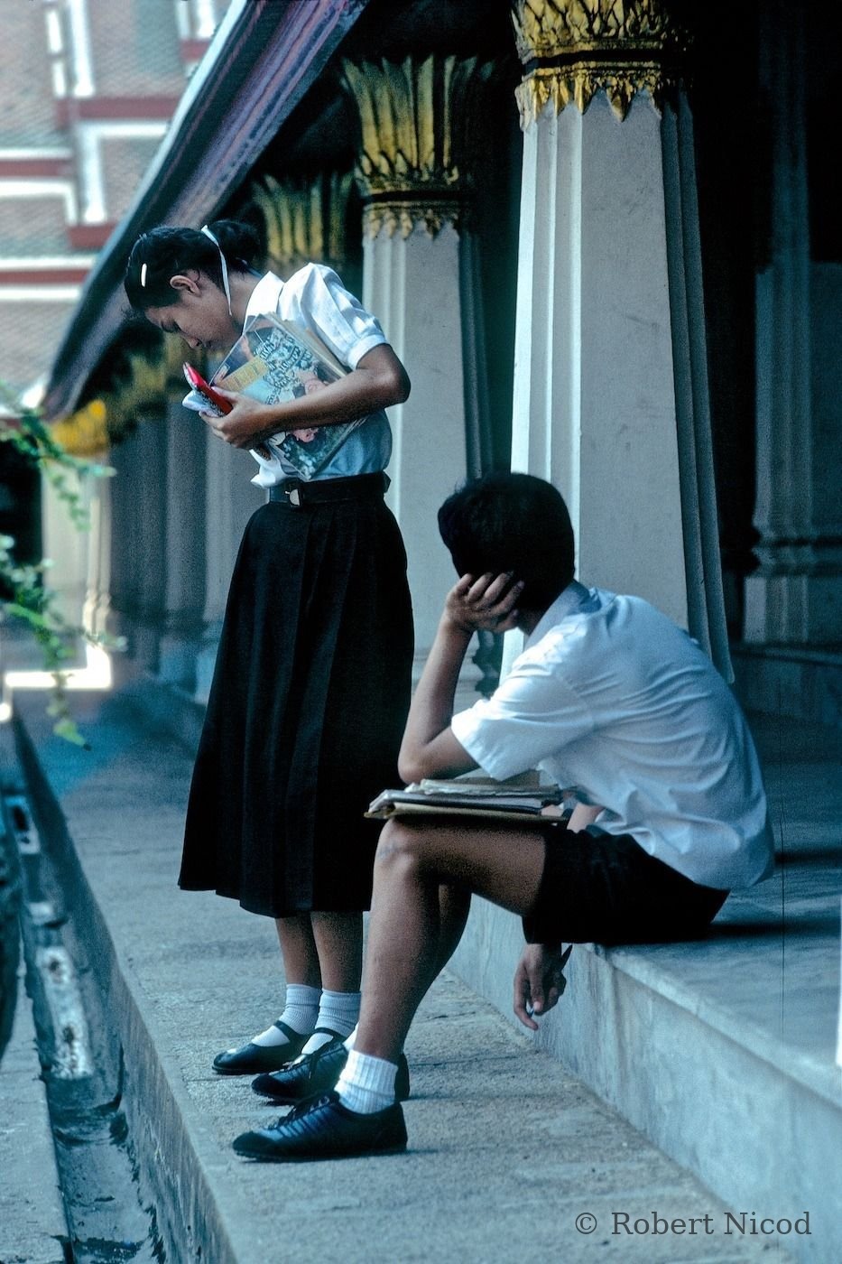 Reportage Thaïlande 1980 — Lycéenne et lycéen au Palais Royal, Bangkok 1980