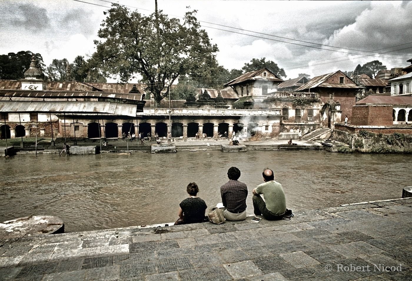 Des touristes en Asie — Triste moment, crémation d'un enfant de huit ans, Pashupatinath 1977