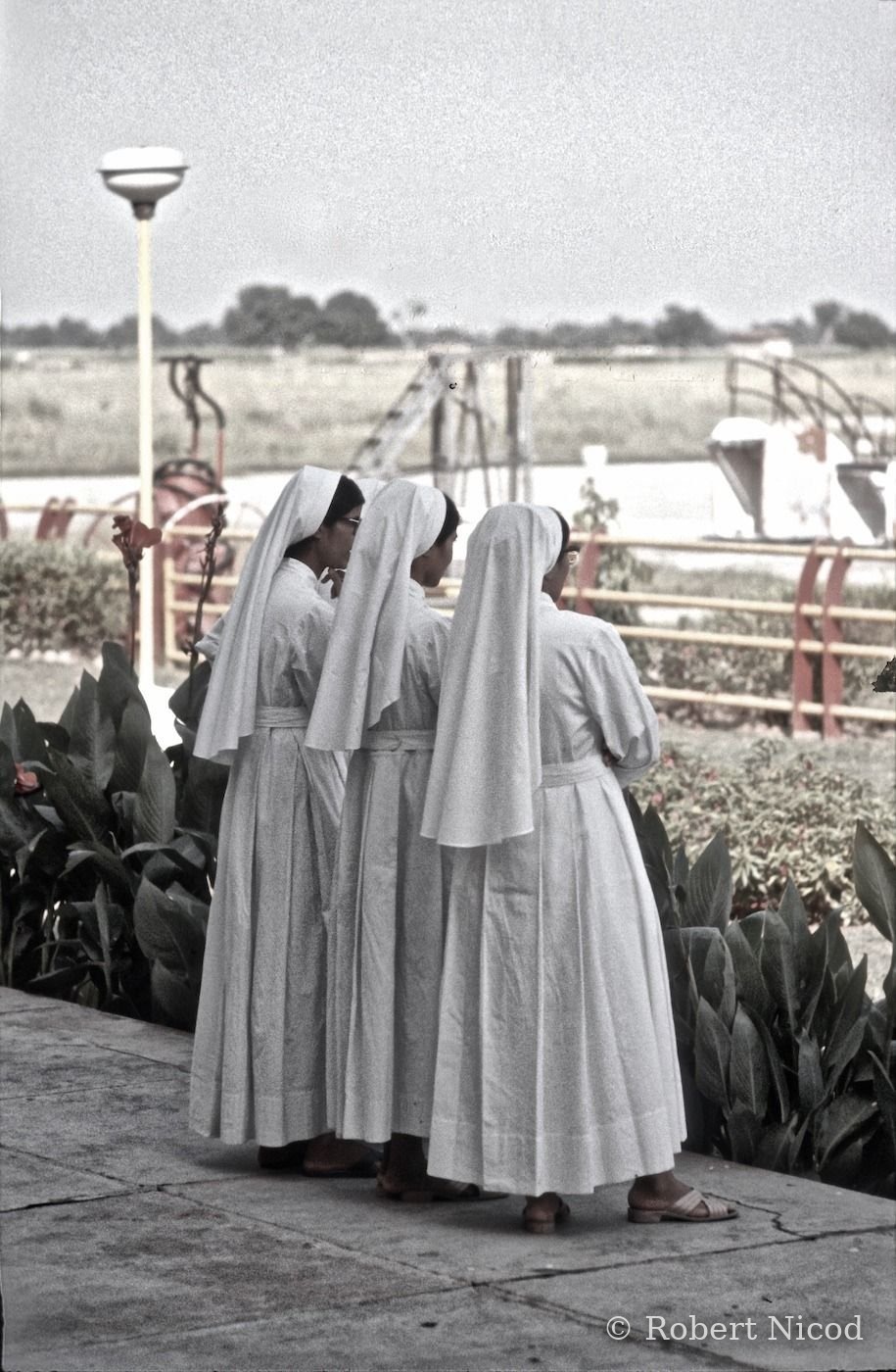 Des touristes en Asie — Trois religieuses chrétiennes et indiennes, Aéroport de Delhi 1977