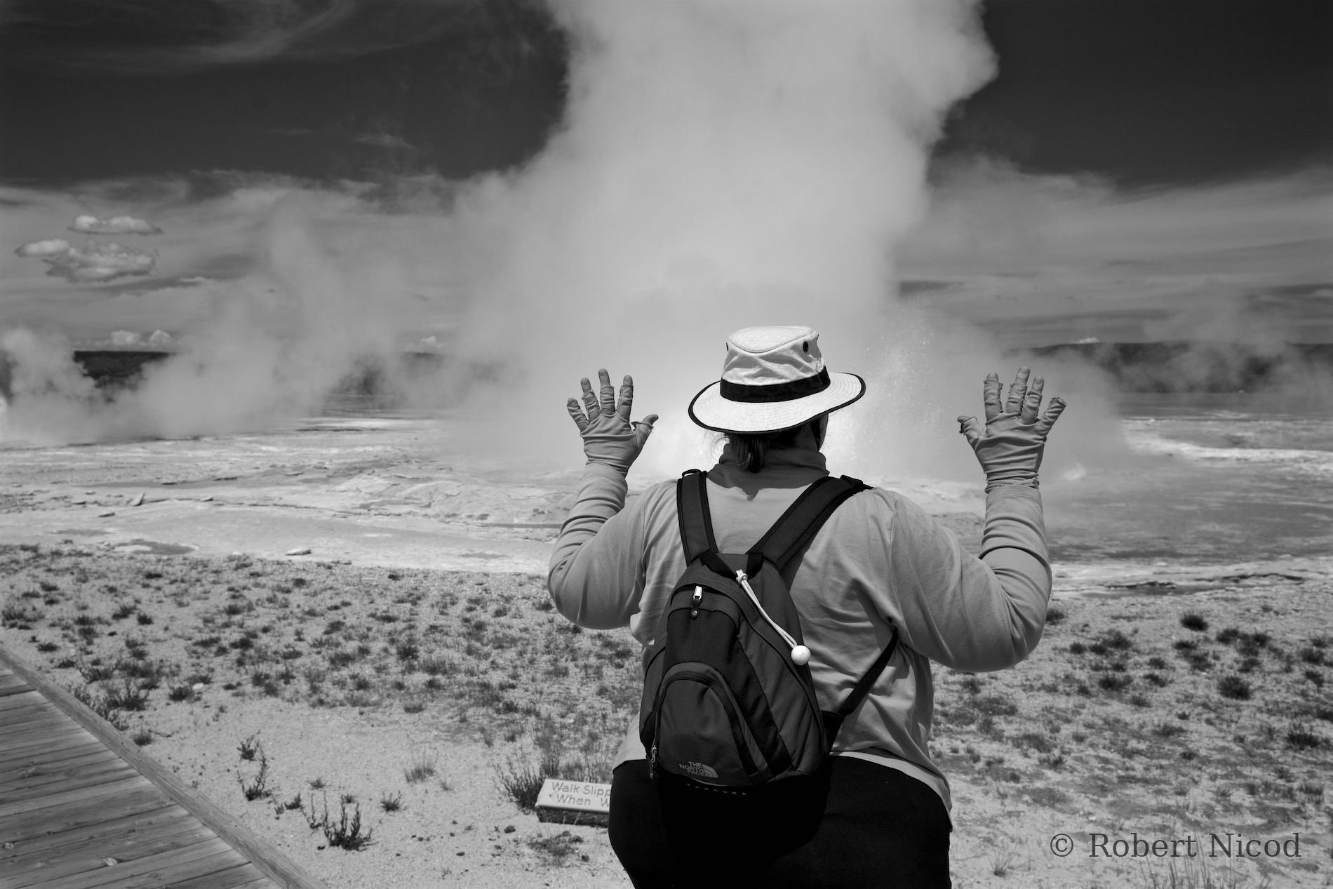 Des touristes à l'Ouest — Mains tendues à la chaleur, Yellowstone, Wyoming
