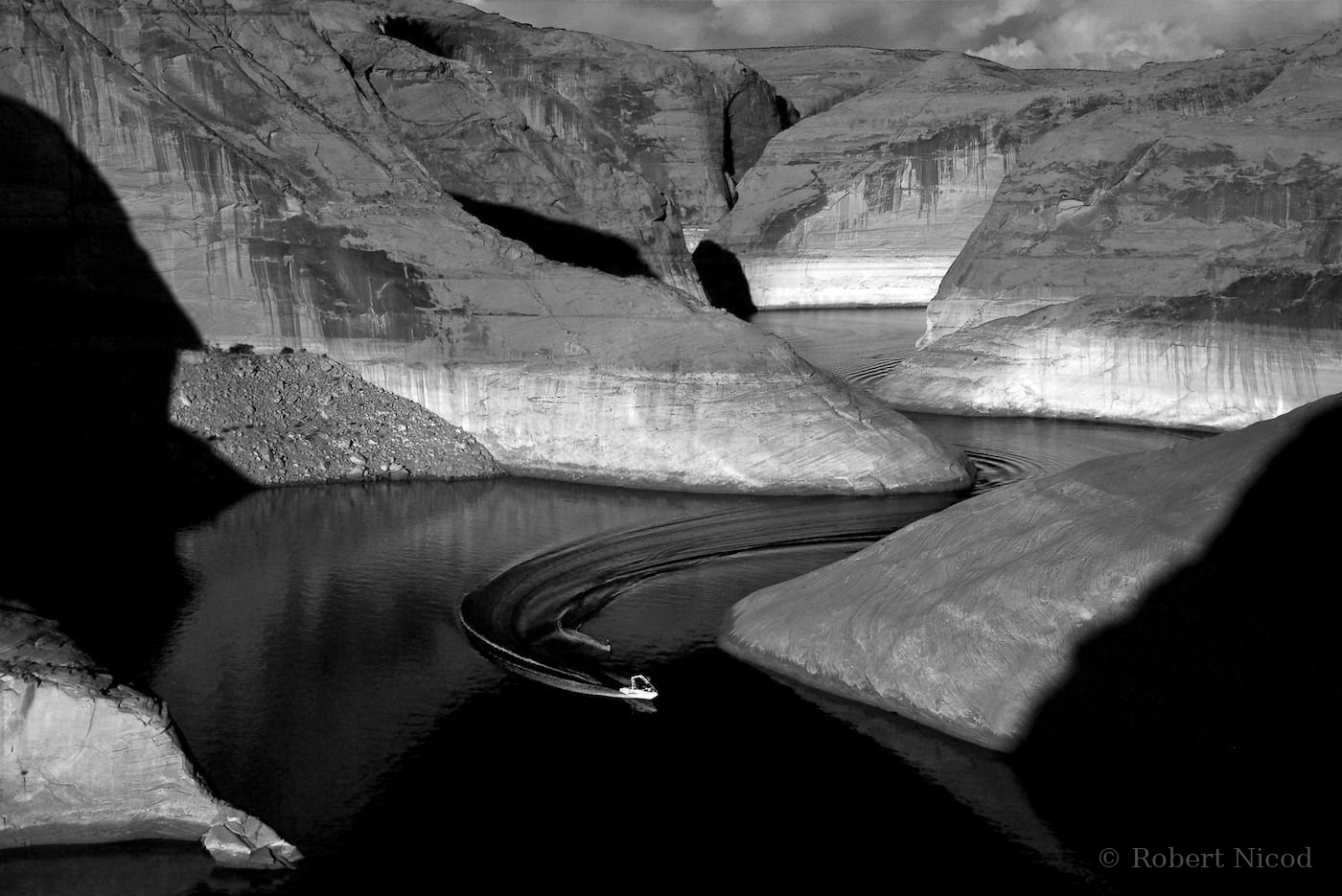 Des touristes à l'Ouest — Ski nautique dans les méandres de Lake Powell, Utah