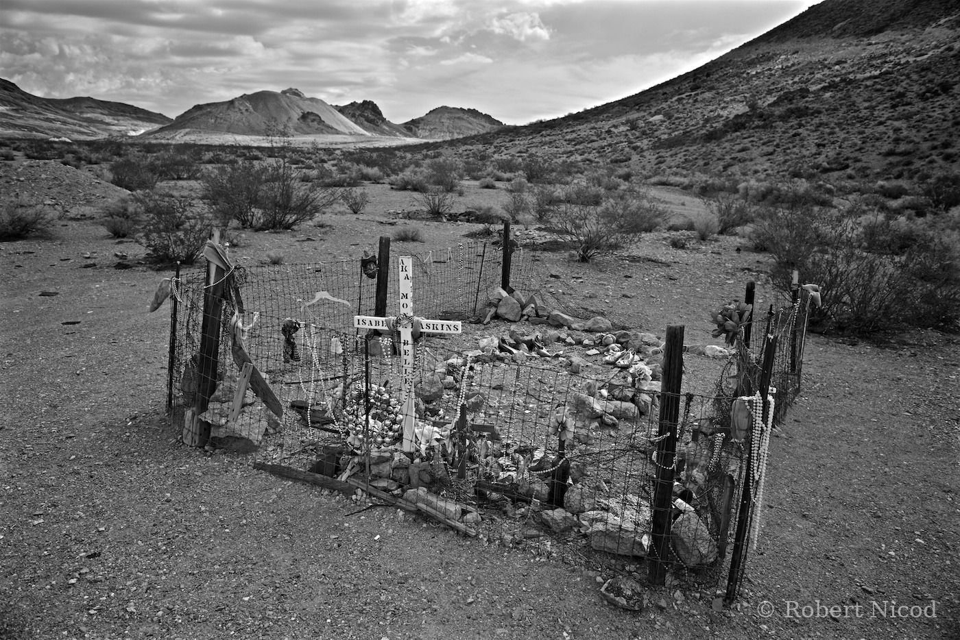Des touristes à l'Ouest — Tombe dans la ville fantôme, Death Valley, Nevada
