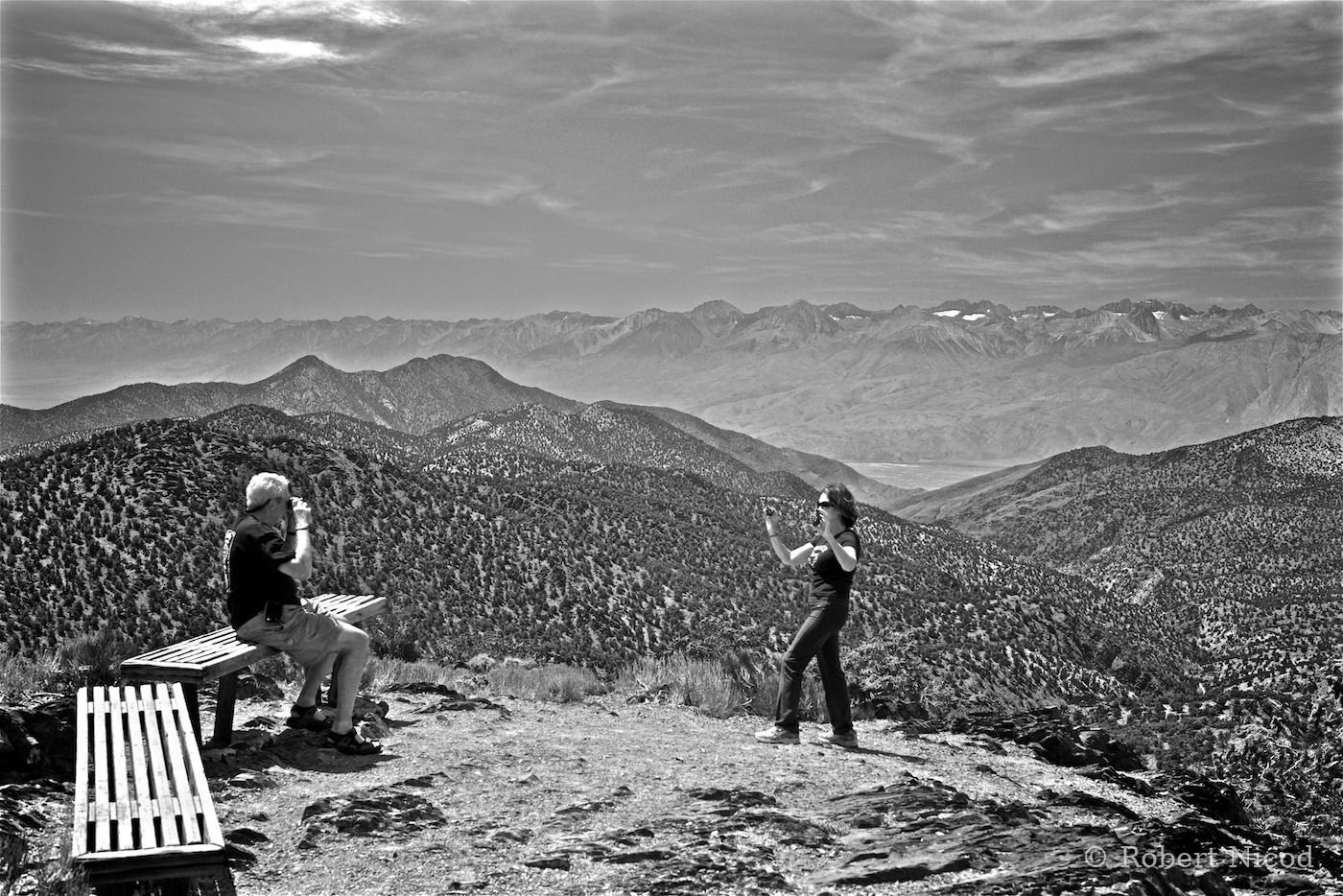 Des touristes à l'Ouest — Deux bancs pour l'infini, vue sur la Sierra Nevada, Californie